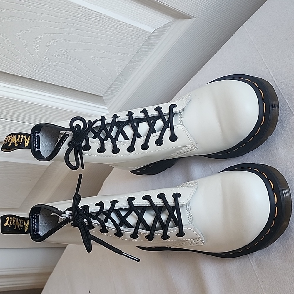 Dr. Martens Women's White Boots Size 7 - Picture 2 of 16